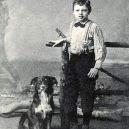 Život a smrt jednoho z největších dobrodruhů. Jack London zemřel v pouhých 40 letech - London-at-the-age-of-nine-with-his-dog-Rollo-1885