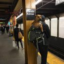 Nové nařízení komplikuje život newyorským pejskařům. Podívejte se, jak vtipně si s problémem poradili - nyc-subway-dog11