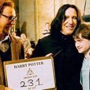 16 opravdu povedených snímků z natáčení Harryho Pottera. Takhle oblíbeného brýlatého kouzelníka a jeho přátele nejspíš neznáte - snape-hug-reacho.in_