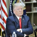 Založené paže, napodobování nebo zdvižené obočí. Naučte se, jak efektivně číst řeč těla - 093-trump_arms_crossed