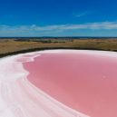 Pastelově růžové jezero připomíná rozšlápnutou žvýkačku - 2319322d-8a26-4ac1-a684-fc20ee9ce68a