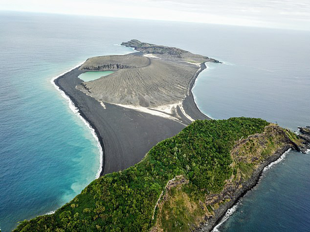 Ostrov se objevil v blízkosti státu Tonga v roce 2015.