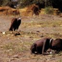 Polibek na Times Square a další ikonické fotografie 20. století - famous-photographers-Kevin-Carter-1993-child-vulture-750×482