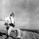 Polibek na Times Square a další ikonické fotografie 20. století - famous-photographers-Robert-Capa-1936-falling-soldier-750×529