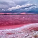 Pastelově růžové jezero připomíná rozšlápnutou žvýkačku - jkavmy8m