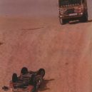 Legendární vítězství Karla Lopraise a jeho Tatry na Rallye Paříž-Dakar v roce 1988 - Tatra-a-pod-ní-havarované-auto