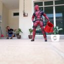 Podívejte se na sérii vtipných fotografií, které nafotil malajský sběratel hraček s figurkami oblíbených superhrdinů - wire-hon-forced-perspective-photos-1