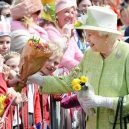 Podívejte se na nejpodivnější výsady britské královny. Má vlastní bankomat a slaví dvoje narozeniny - Britains-Queen-Elizabeth-II-greets-wellwishers-during-a-walkabout-on-her-90th-birthday-in-Windsor