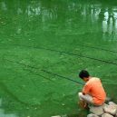 Peklo na zemi. Takhle vypadá život v znečištěné Číně - fishing-in-polluted-water