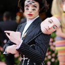 Nejvýrazněji oblečení muži na Met Gala 2019 - gettyimages-1147433827-ezra-miller