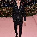 Nejvýrazněji oblečení muži na Met Gala 2019 - gettyimages-1147440896-shawn-mendes-1