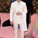 Nejvýrazněji oblečení muži na Met Gala 2019 - gettyimages-1147442052-jonas