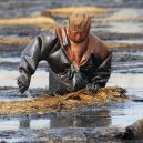 Peklo na zemi. Takhle vypadá život v znečištěné Číně - man-in-oil-slude-liaonin-province