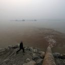 Peklo na zemi. Takhle vypadá život v znečištěné Číně - pollution-goes-into-a-river
