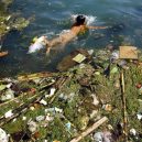 Peklo na zemi. Takhle vypadá život v znečištěné Číně - swimming-in-a-polluted-lake