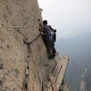 Smrtelná stezka do čínské čajovny na vrcholu Květinové hory láká tisíce turistů - hiking-trail-huashan-mountain-china-1