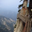 Smrtelná stezka do čínské čajovny na vrcholu Květinové hory láká tisíce turistů - hiking-trail-huashan-mountain-china-13