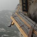 Smrtelná stezka do čínské čajovny na vrcholu Květinové hory láká tisíce turistů - hiking-trail-huashan-mountain-china-3