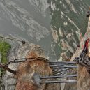 Smrtelná stezka do čínské čajovny na vrcholu Květinové hory láká tisíce turistů - hiking-trail-huashan-mountain-china-5