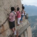 Smrtelná stezka do čínské čajovny na vrcholu Květinové hory láká tisíce turistů - hiking-trail-huashan-mountain-china-9