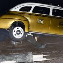 Oživlá kriminální historie – podívejte se, jak se vraždilo v minulém století - man-under-taxi-dead