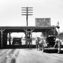 Život ve městě zrodu atomové bomby. Jak se žilo v Oak Ridge? - military-gate-entrance-to-oak-ridge