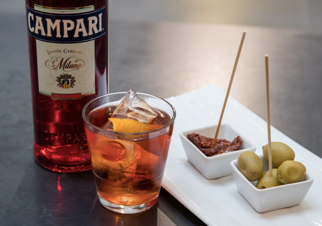 Když si dáte v Bistru Šejle (Jindřišská 16), Campari Aperitivo či Averna digestivo, dostanete 2 špejle zdarma.