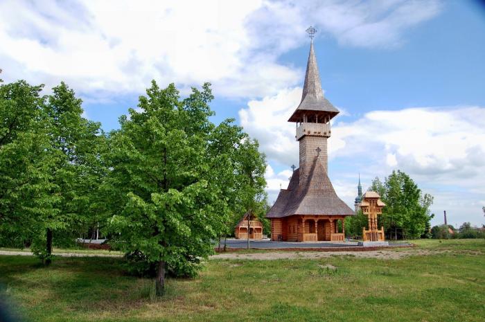 Pravoslavný chrám sv. Valentina. Památka na rumunské občany, kteří zahynuli v Československu za Druhé světové války. Byl postaven v Mostě. V městě, které podle iDnes nemá duši.