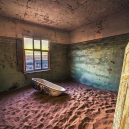 Kolmanskop – německé město duchů uprostřed namibijské pouště - 5-ruins-of-the-mining-town-kolmanskop-in-the-namib-desert-near-luderitz-in-namibia-miroslav-liska