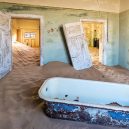 Kolmanskop – německé město duchů uprostřed namibijské pouště - shutterstock_abandoned_building_being_taken_over_by_sand_Kolmanskop_ghost_town_Kanuman