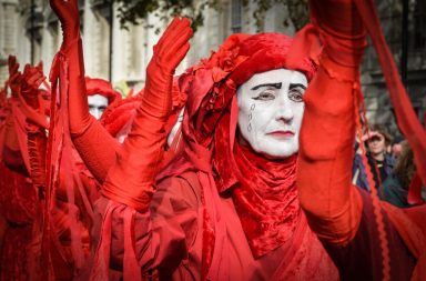 Nobody expects Spanish inquisition – nedávné protesty Xrebellion v Londýně připomínají jeden slavný skeč z Monty Python Flying Circus