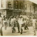 Největší rasové nepokoje v historii USA zůstaly zapomenuty - tulsa-riot-captured-negroes