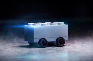 Z hranatého elektromobilu si vystřelilo i samotné LEGO, které přišlo se svojí vlastní variantou Cybertrucku, postavenou ze těchto světoznámých kostiček.