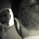 Buďte empatiční a sebeuvědomělí. Jen tak si můžete získat důvěru ostatních - looking-mirror-reflecting-high-self-awareness-ss-FEATURE-