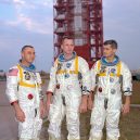 Smrt mladého kosmonauta Valentina Bondarenka zůstala dlouho úspěšně ututlána - 1024px-Apollo1-Crew_01