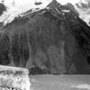 Megatsunami v aljašské zátoce Lituya roku 1958 - Lituya_Bay_rockslide_1