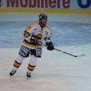 7 důvodů, proč je lepší být hokejistou než fotbalistou - 720px-Jiří_Šlégr_-_Fribourg-Gottéron_vs._HC_Litvinov,_Exhibition_game,_20th_February_2010_(1)-2