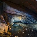 Prohlédněte si Amatérskou jeskyni, nejdelší podzemní přírodní systém ve střední Evropě - Bílá-voda-v-Povodňové-chodbě-Staré-Amatérské-jeskyně-wikipedie