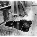 Zbytečná smrt téměř 150 dívek v plamenech továrny - photograph-of-a-hole-at-the-bottom-of-a-fire-escape-after-the-triangle-shirtwaist-c9b101-1600