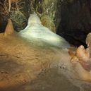 Prohlédněte si Amatérskou jeskyni, nejdelší podzemní přírodní systém ve střední Evropě - Stalagmity-v-Nové-Amatérské-jeskyni-wikipedie-1