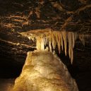 Prohlédněte si Amatérskou jeskyni, nejdelší podzemní přírodní systém ve střední Evropě - Stalaktity-v-Nové-Amatérské-jeskyni-wikipedie