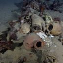 Obchodní poklad na dně Středozemního moře uchovává artefakty od antiky až po nedávnou historii - 27464576-8240287-A_half_submerged_collection_of_English_mocha_ware_bowls_Italian_-a-93_1587573795063