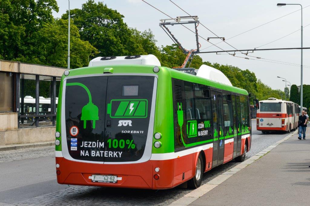 Baterky se dají nabíjet za jízdy z tramvajové troleje. Pražský dopravní podnik to testoval již před pěti lety, ale teprve letos vypsal výběrové řízení na nákup těchto strojů pro nasazení v ostrém provozu.