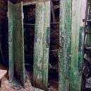 Procházka opuštěnou věznicí – Eastern State Penitentiary - green-door-closet