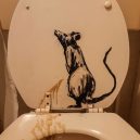 Umění v karanténě – Banksyho poslední dílo vzniklo v jeho koupelně - http___cdn.cnn.com_cnnnext_dam_assets_200416095808-02-banksy-wfh