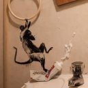 Umění v karanténě – Banksyho poslední dílo vzniklo v jeho koupelně - http___cdn.cnn.com_cnnnext_dam_assets_200416095945-04-banksy-wfh