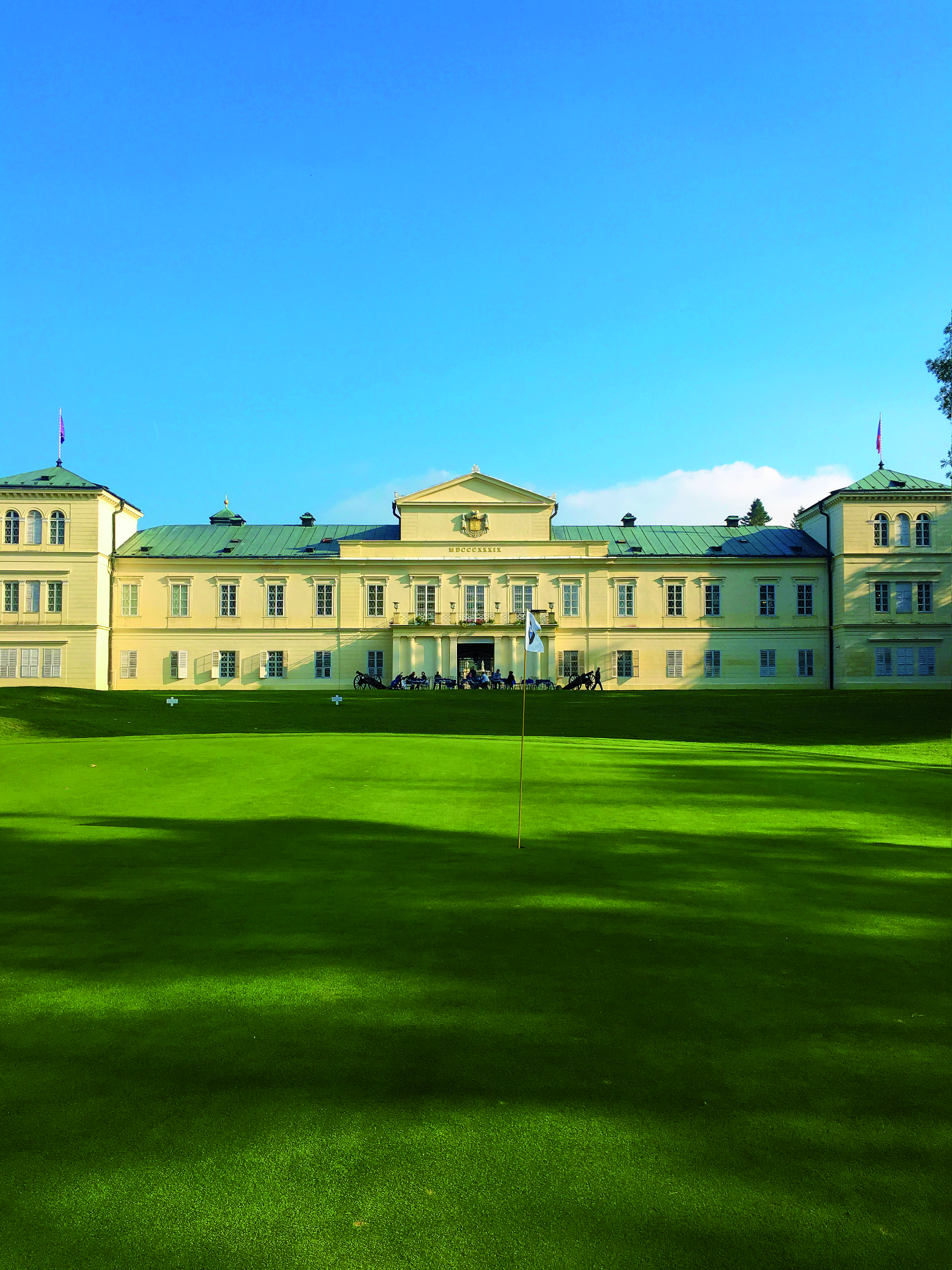 Greeny jsou rozlehlé, fairwaye široké a bunkery velké a mělké.