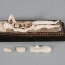 Podívejte se na slonovinové panenky s odkrytými vnitřnostmi - Ivory-Manikin-Open