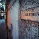 Procházka opuštěnou věznicí – Eastern State Penitentiary - old-prison-laboratory-sign