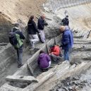 Horníci v Srbsku vykopali v dole tři zachovalé antické lodní vraky na místě dávno vyschlého řečiště - researchers-at-viminacium-shipwreck-site